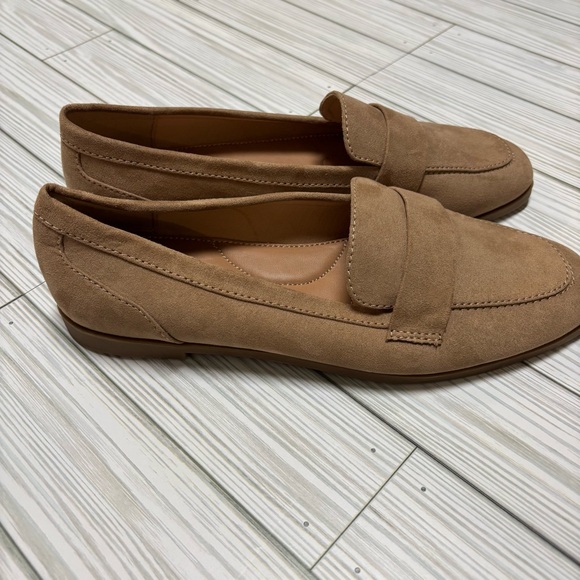 Old Navy Women's Faux Suede Tan Loafers Size 8 - Picture 2 of 7